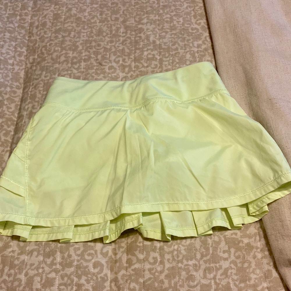 A light neon yellow Ivivva skirt. Size ten in good condition with ruffle on back